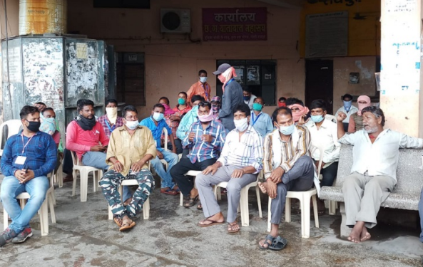 कोरोना में काम का संकट:प्राइवेट बसों के ड्राइवर, कंडक्टर और कर्मचारी कर रहे प्रदर्शन; 6 माह का गुजारा भत्ता देने की मांग