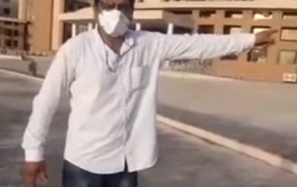 कोरोना से पीरित पिता ने अस्पताल में तड़पते हुए  मे तोड़ दिया दम; बेटा सोशल मीडिया पर आवाज लगाता रहा