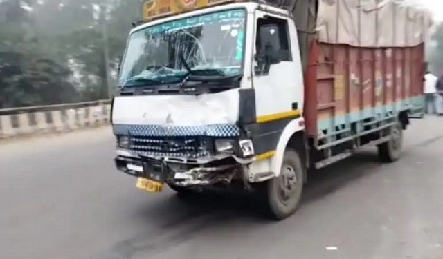 सड़क हादसा: कैंटर की चपेट में आए बाइक सवार 3 युवक, 1 की मौत, 2 घायल