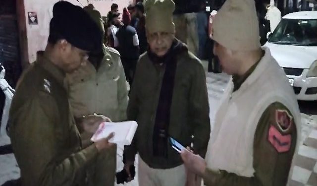 सैलून में बैठे युवक पर फायरिंग, छाती में लगी गोली…बाइक पर आया था नकाबपोश हमलावर