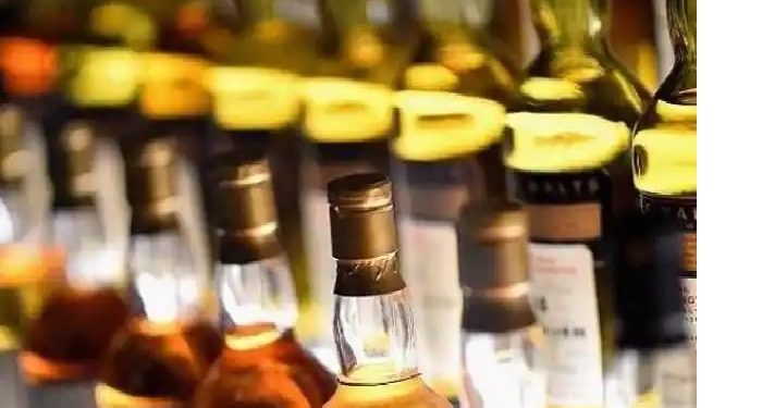 छपरा पुलिस की बड़ी कार्रवाई, ट्रक से भारी मात्रा में विदेशी शराब की जब्त