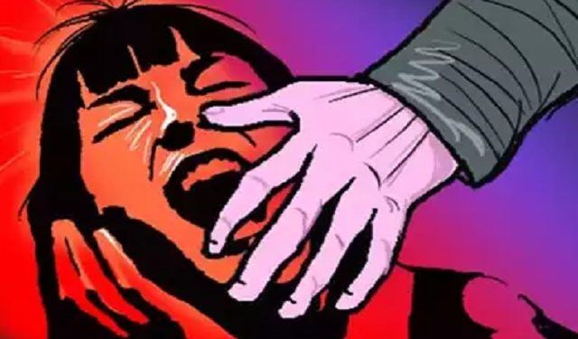पाकिस्तान में गन प्वाइंट पर लड़की से  सामूहिक बलात्कार