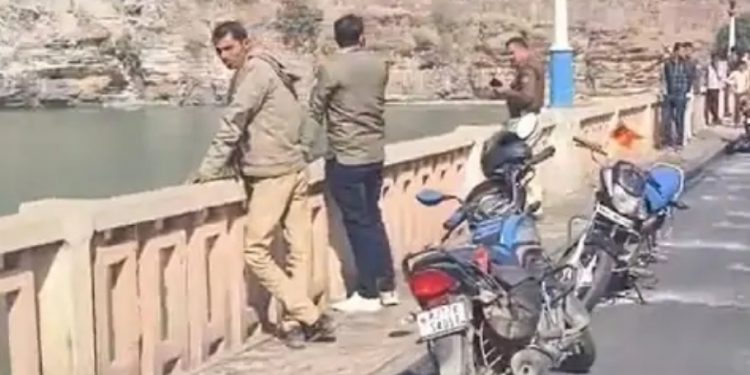 पिता ने 4 साल की बेटी को चंबल में फेंका, बच्ची की तलाश में जुटे गोताखोर, जानिए क्या है पूरा मामला