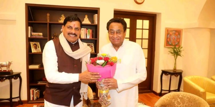 पूर्व मुख्यमंत्री कमलनाथ से अचानक मिलने पहुंचे मुख्यमंत्री मोहन यादव, लोकसभा चुनाव से पहले क्या हैं मुलाकात के मायने?