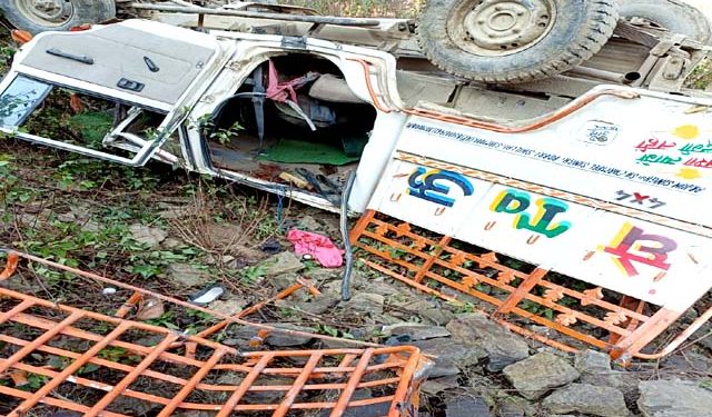 सिरमौर के शिलाई में बोलेरो खाई में गिरी, युवती सहित 2 की मौ.त, 17 घायल