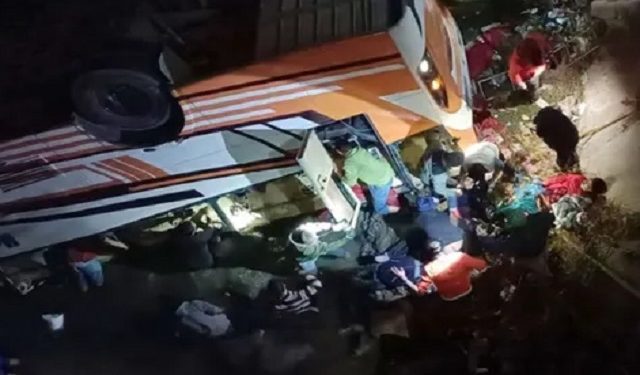 नेपाल में बस राप्ती नदी में गिरी, दो भारतीयों सहित 12 लोगों की मौत व 23 घायल