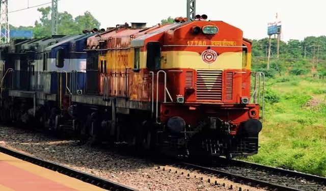बंद फाटक पर रेलवे लाइन पार करते समय ट्रेन की चपेट में आने से 2 की मौत