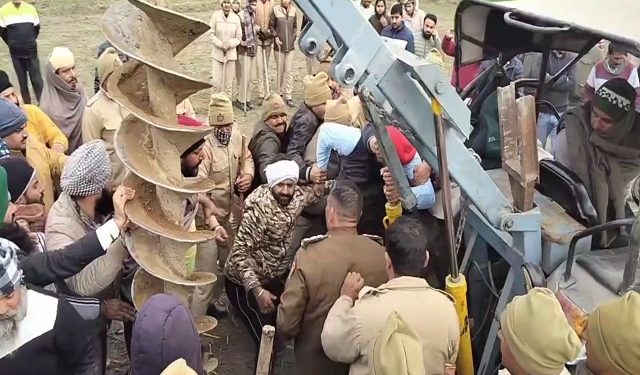 बिजली पोल लगाने को लेकर किसान व प्रशासन आमने सामने, झड़प के बाद पुलिस ने कई लोगों को उठाया