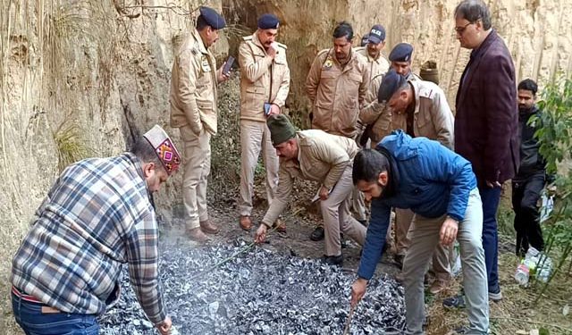 नकली दवाइयां बनाने का मामला: बसोली में मुख्य आरोपी के घर से 2 मशीनें व दवा के स्ट्रिप रोल बरामद