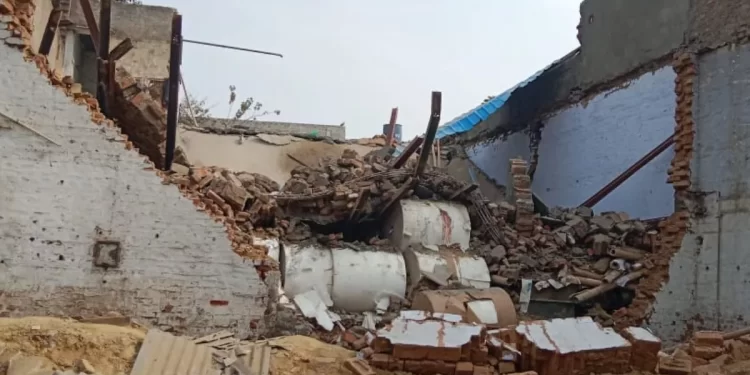 दिल्ली के सिरसपुर में गोदाम की दीवार गिरने से पांच श्रमिक दबे, एक की मौत