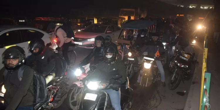 बदरपुर में एक दुकान में फटे करीब 15 सिलेंडर, हादसे के बाद मथुरा रोड पर लगा पांच किमी लंबा जाम