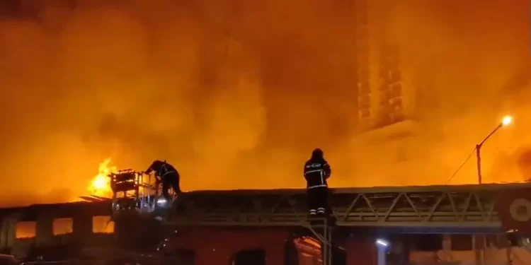 मुंबई के एक रेस्तरां में भीषण आग लगने से एक की मौत, कई किलोमीटर दूर से देखी जा सकती हैं लपटें