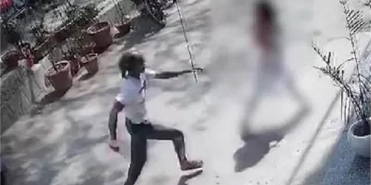 दिल्ली में दिनदहाड़े शख्स ने चाकू से किया लड़की पर हमला… CCTV में हुआ कैद