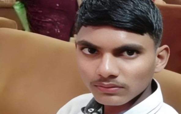 ग्यारहवीं के छात्र को भाई की आंखों के सामने चाकू से गोदकर मार डाला