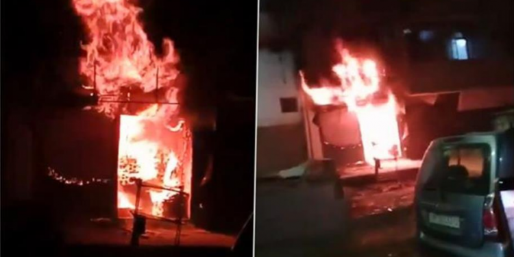 नई नवेली दुल्हन की हुई मौत, गुस्से में मायके वालों ने फूंक दिया दूल्हे का घर…सास-ससुर की हुई दर्दनाक मौत