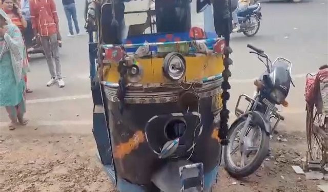 स्कूली बच्चों से भरी ऑटो दुर्घटनाग्रस्त, एक छात्रा की मौत, 6 बच्चे घायल