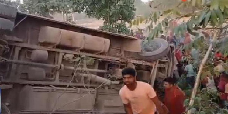 अनियंत्रित होकर पलटी यात्रियों से भरी बस, एक दर्जन से ज्यादा लोग घायल