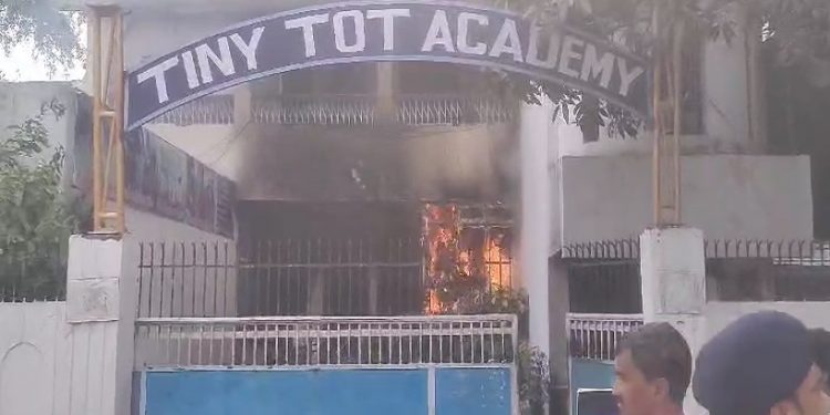 स्कूल के नाले में मिला 3 साल के छात्र का शव, गुस्साई भीड़ ने School में की तोड़फोड़, किया सड़क जाम
