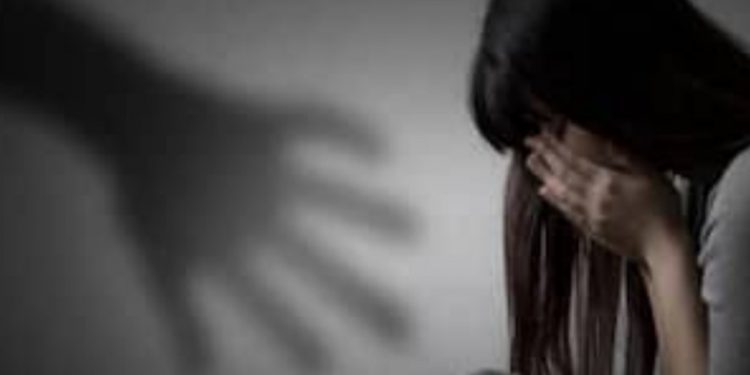 सौतेले पिता की दरिंदगी, 12 साल की बच्ची के साथ किया दुष्कर्म ,प्रेग्नेंट होने पर हैवानियत का हुआ खुलासा.