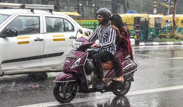 दिल्ली में बारिश से मौसम हुआ सुहावना, लोगों को गर्मी से मिली राहत