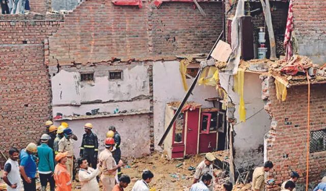 गाजियाबादः डिफेंस कॉलोनी की एक बिल्डिंग में गैस लीक के बाद लगी आग, 3 लोगों की मौत, 4 घायल
