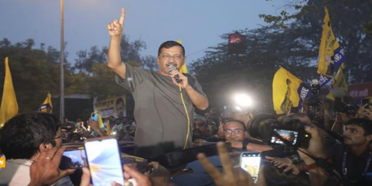 तिहाड़ जेल से बाहर आए दिल्ली CM Arvind Kejriwal, AAP कार्यकर्ताओं ने किया गर्मजोशी से स्वागत