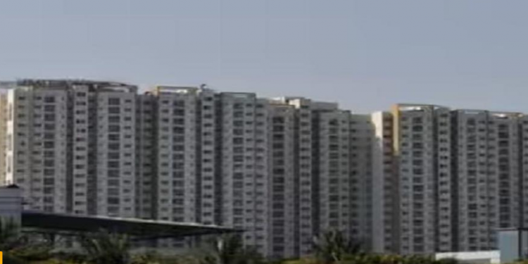 Greater Noida की इस सोसाइटी में गंदा पानी पीने से बीमार पड़े 200 लोग, बिल्डर पर लगा 5 करोड़ का जुर्माना