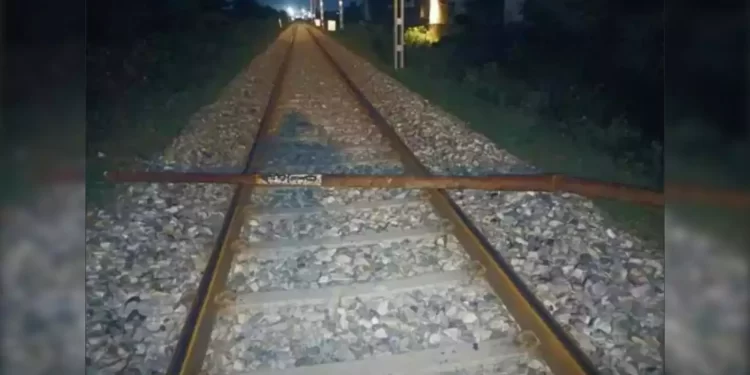 रेलवे ट्रैक पर मिला खंभा, फिर ट्रेन को पटरी से उतारने की साजिश!