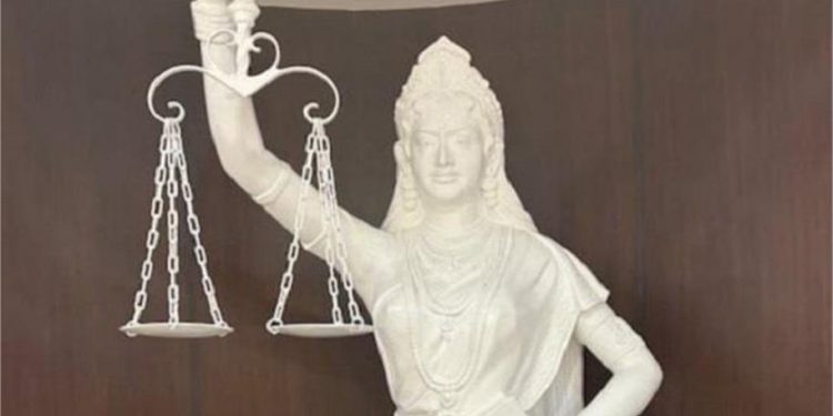 न्याय की देवी का नया स्वरूप: SC ने आंखों से पट्टी हटाई, हाथ में तलवार की जगह अब संविधान की किताब