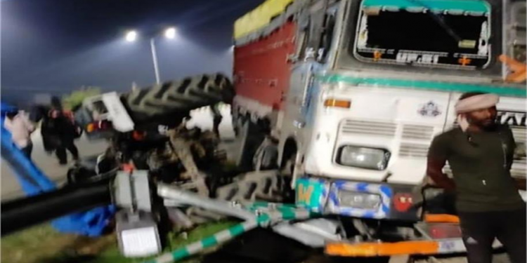 ट्रक-ट्रैक्टर में जोरदार टक्कर से 10 मजदूरों की मौत, 3 गंभीर घायल…. वाहनों के उड़े परखच्चे