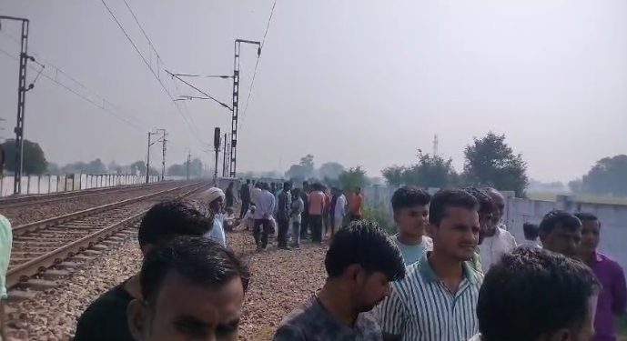 दीपावली की खुशियां मातम में बदली ! Reel बनाने में बेसुध दो युवकों के ऊपर से गुजर गई ट्रेन, दर्दनाक मौत