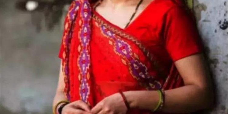 प्रेमिका ने अपने 2 आशिकों के साथ मिलकर मां को दी दर्दनाक मौत, मां के सामने ही बनाए शारीरिक संबंध…