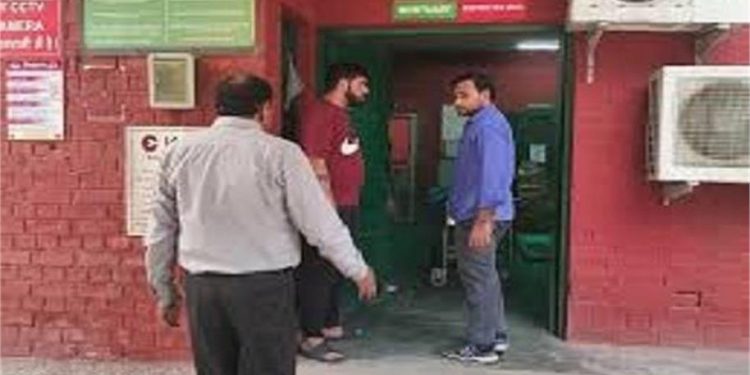 Faridabad में दूसरी मंजिल से गिरा सफाई कर्मचारी, पहली बार ही आया था फैक्टरी