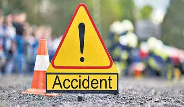 एंबुलेंस को डंपर ने टक्कर मारी, दो महिलाएं सहित 4 की मौत