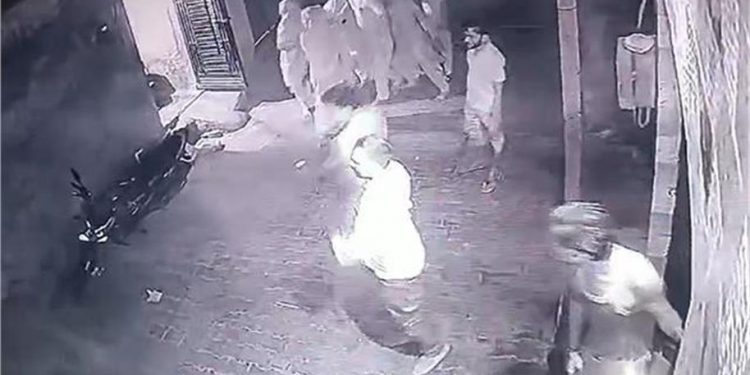 दिवाली पर पटाखे जलाने पर किया हमला, घर पर क्यों लिखा मकान बिकाऊ है