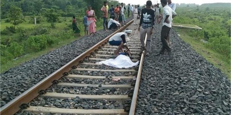 सेल्फी लेते समय अचानक आ गई ट्रेन, गिट्टी पर गिरने से युवक की मौत