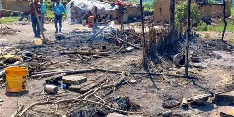 दलित मोहल्ले में लगी भीषण आग ने मचाई तबाही, 9 घर जलकर राख…. कई बकरियां भी मारी गईं