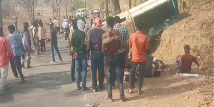 बारातियों से भरी पिकअप अनियंत्रित होकर पलटी, 4 की मौत, 5 गंभीर घायल