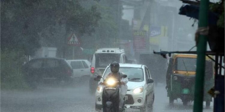 दिल्लीवालों सावधान! जमकर होने वाली है बारिश, 50 की रफ्तार से चलेंगी हवाएं, IMD का अलर्ट जारी