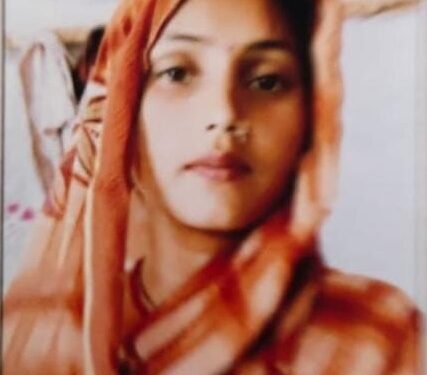 प्यार में अंधी तीन बच्चों की मां भतीजे संग हुई रफूचक्कर, बच्चों को लेकर थाने पहुंचा पति