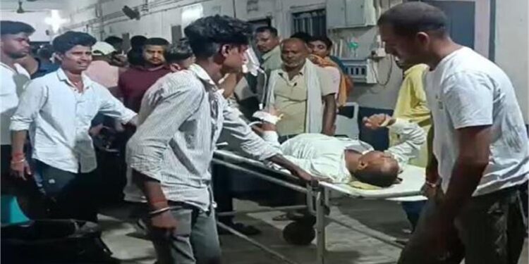 नवादा में भीषण सड़क दुर्घटना! बस-ट्रक की सीधी टक्कर, उड़े परखच्चे;12 यात्री घायल