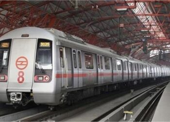 दिल्ली मेट्रो में चलती ट्रेन से सोने के बिस्किट चोरी, 2 आरोपी गिरफ्तार