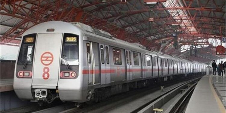 दिल्ली मेट्रो में चलती ट्रेन से सोने के बिस्किट चोरी, 2 आरोपी गिरफ्तार