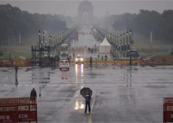 दिल्ली में झमाझम बारिश से बदला मौसम का मिजाज, कुछ इलाकों में जलभराव और जाम