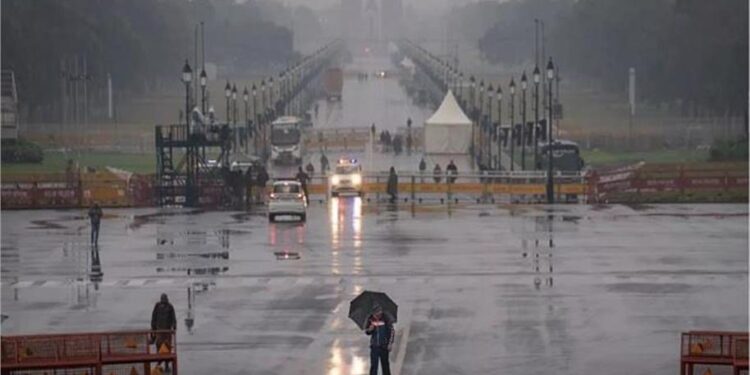 दिल्ली में झमाझम बारिश से बदला मौसम का मिजाज, कुछ इलाकों में जलभराव और जाम