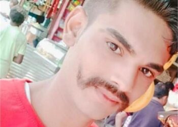 देवास में बिजली कर्मचारी की करंट लगने से मौत, शव रखकर बैठे परिजन