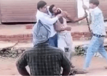 एक ने किसान को पकड़ा, दूसरा जमकर बरसाता रहा लाठियां, कानपुर की मंडी में दबंगों ने किया सनसनीखेज कांड