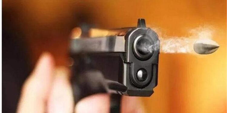 गोलियों की तड़तड़ाहट से दहली दिल्ली, बाइक सवार बदमाशों ने युवक पर की अंधाधुंध फायरिंग, इलाके में दहशत का माहौल