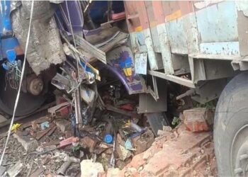 ब्रेक फेल होते ही मालगाड़ी से जा टकराया ट्रक, बड़ी दुर्घटना टली