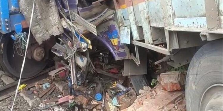 ब्रेक फेल होते ही मालगाड़ी से जा टकराया ट्रक, बड़ी दुर्घटना टली